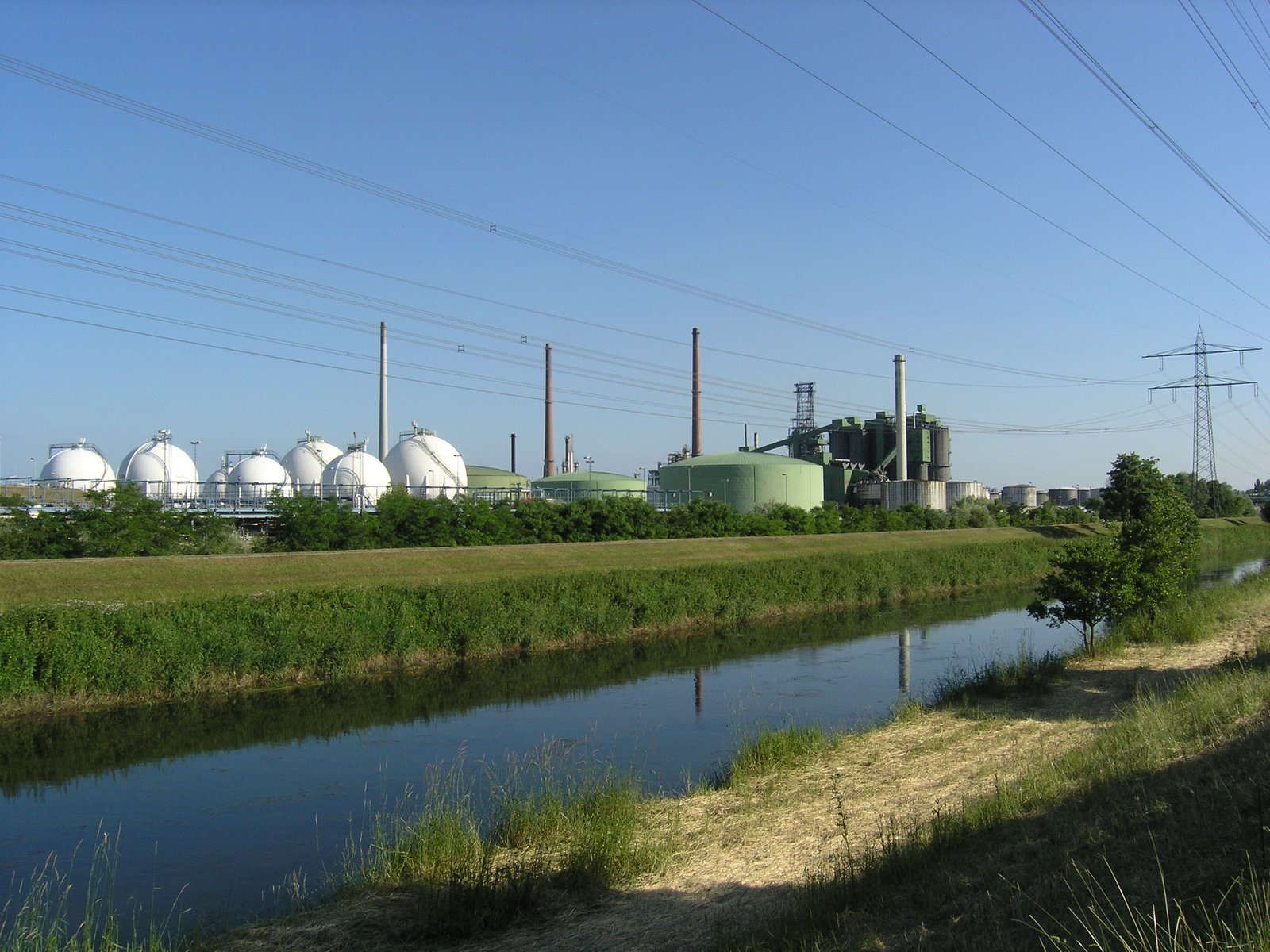 Gas and oil storage tanks at a refinery in Germany, industry reference